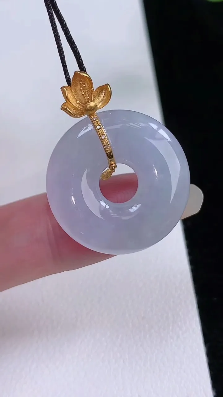 天然A货翡翠18k金春带彩紫罗兰平安扣吊坠，尺寸23.3-5.2，重量:6.11g
8月23日