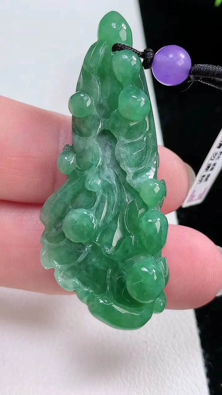 天然A货翡翠白菜吊坠，尺寸52-21.3-11，重: 16.41g
8月23日