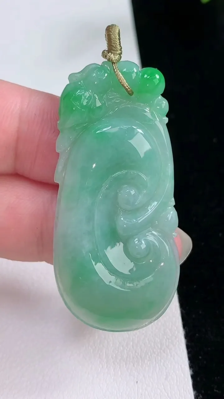 天然A货翡翠如意吊坠，尺寸50-23.8-5.3，重量:12.86g
8月23日