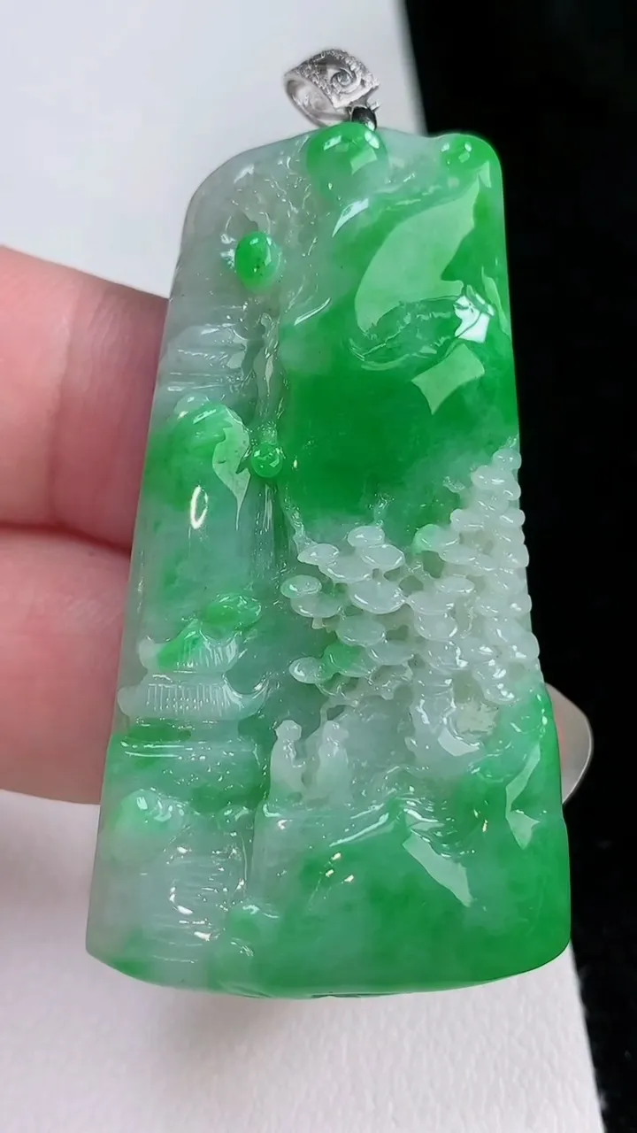 天然A货翡翠山水牌吊坠，尺寸52.2-29-6，重量:21.50g
8月23日