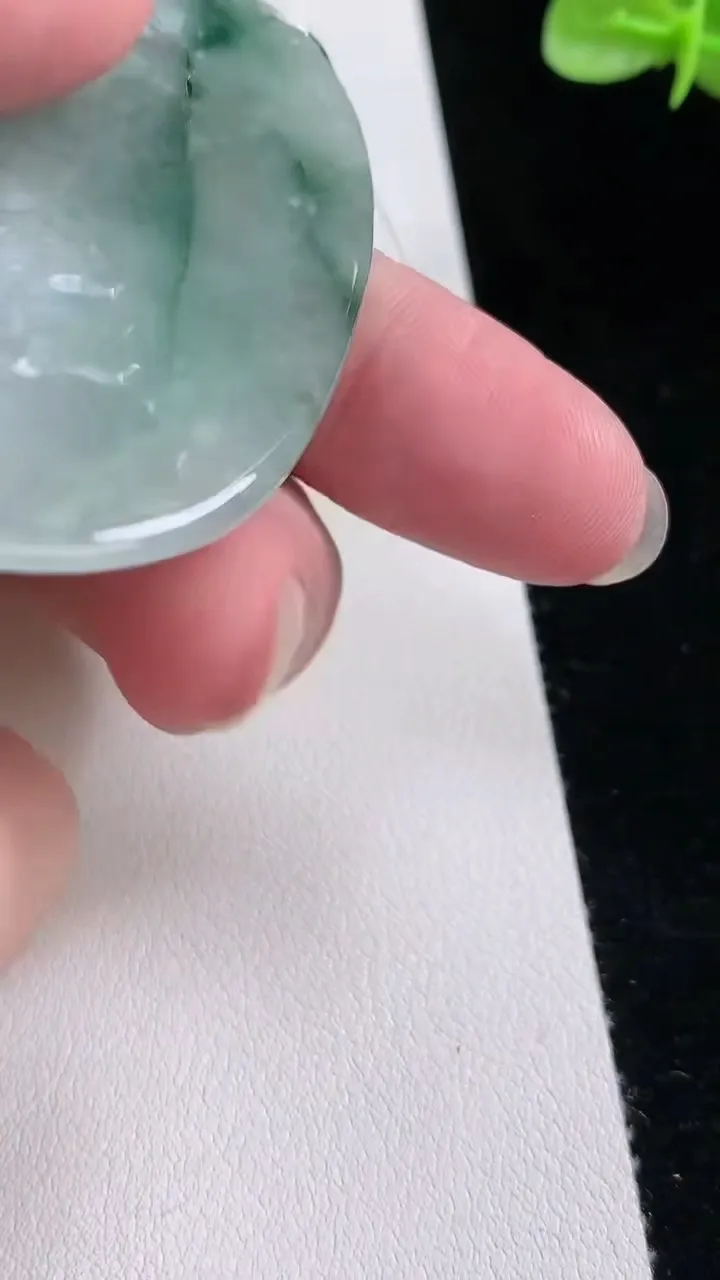 天然A货翡翠飘花山水牌吊坠，尺寸60-38.6-5.7，重:24.70g
8月23日