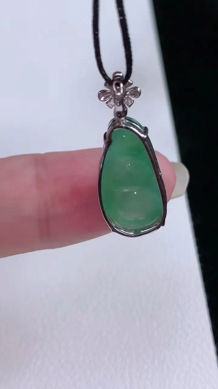 天然A货翡翠福豆吊坠，尺寸23.7-18-9.7-7，重量:2.09g
8月23日