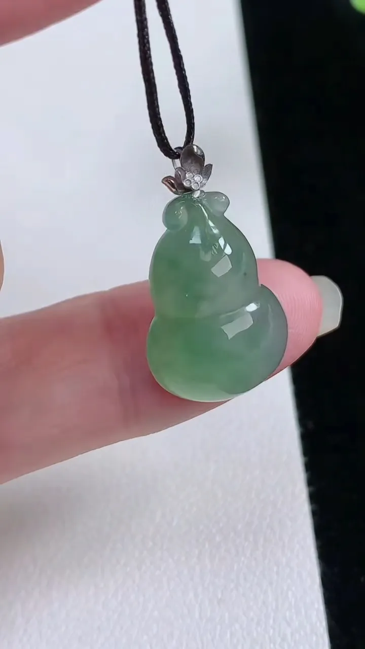 天然A货翡翠葫芦吊坠，尺寸19.8-14.2-5.8，重量:3.03g
8月23日