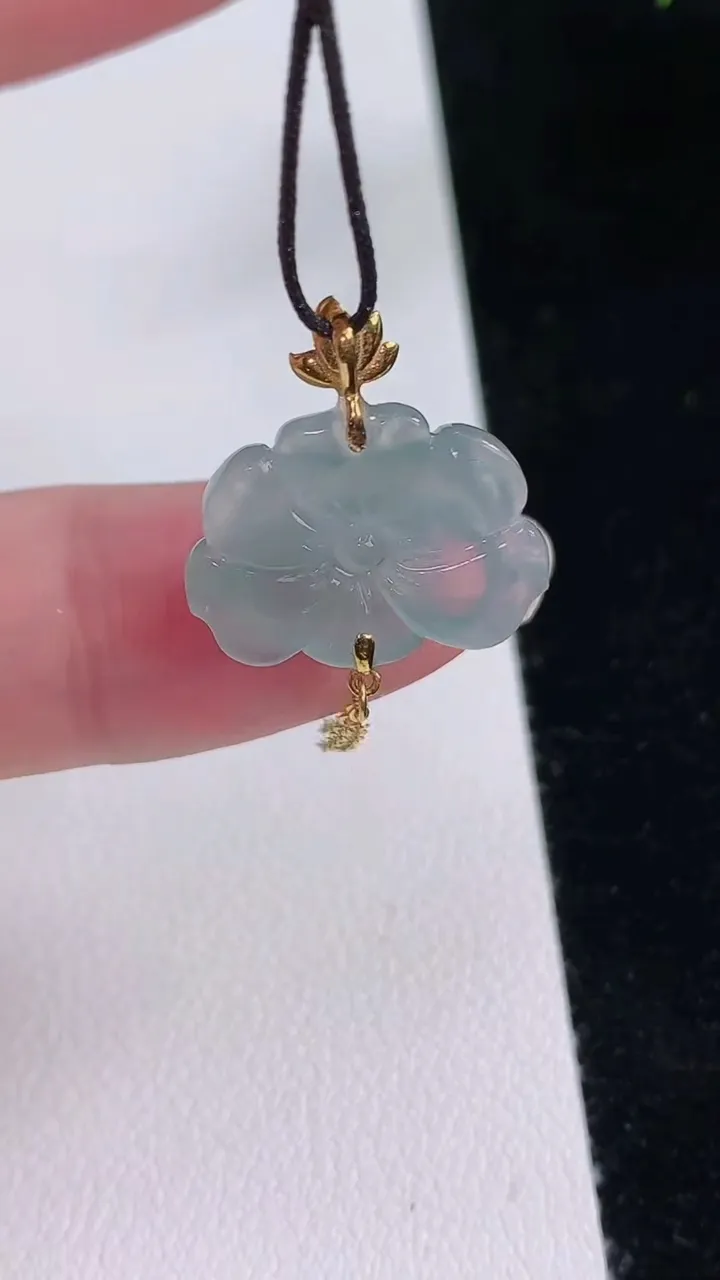 天然A货翡翠种飘花和和美美 荷花吊坠，尺寸11.7-17.8-5.3，重量:2.43g
8月23日