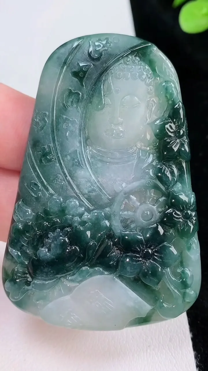 天然A货翡翠飘花佛头吊坠，尺寸63.2-43.8-5.2，重量:31.17g
8月23日