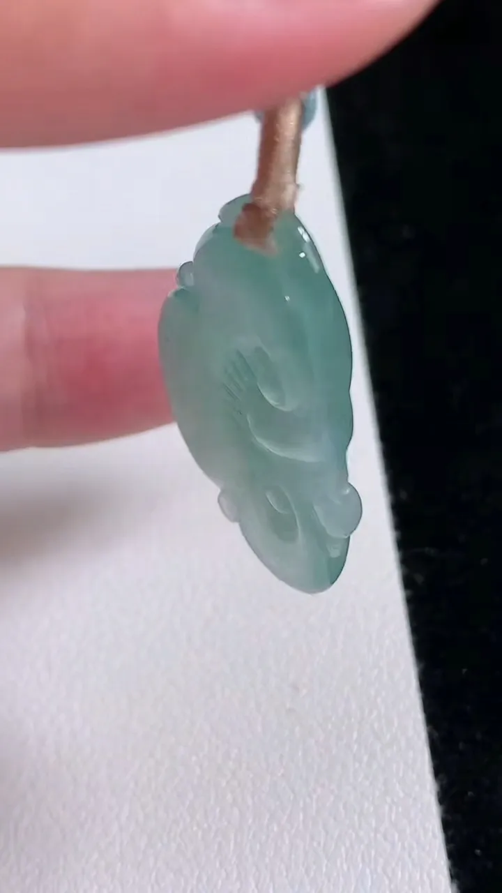 天然A货翡翠如意吊坠，尺寸33.6-22.6-5.3，重量:6.16g
8月23日
