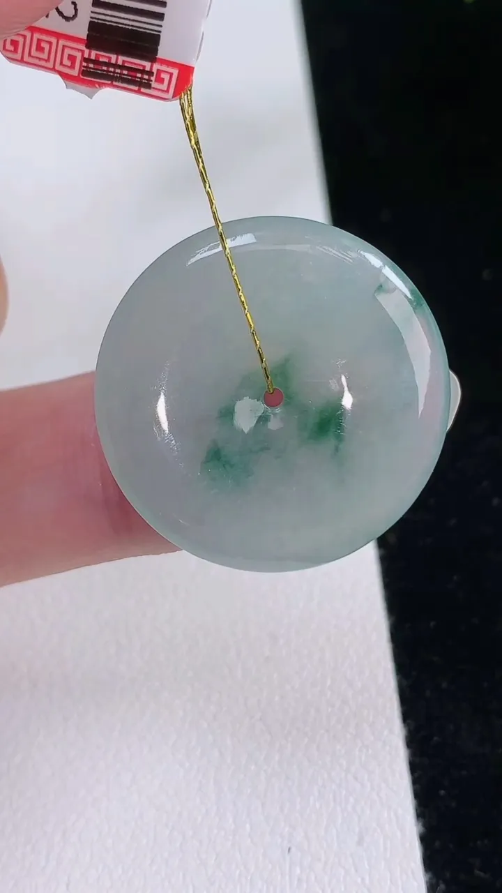 天然A货翡翠飘花平安扣吊坠，尺寸25.4-3.4，重量:5.57g
8月23日
