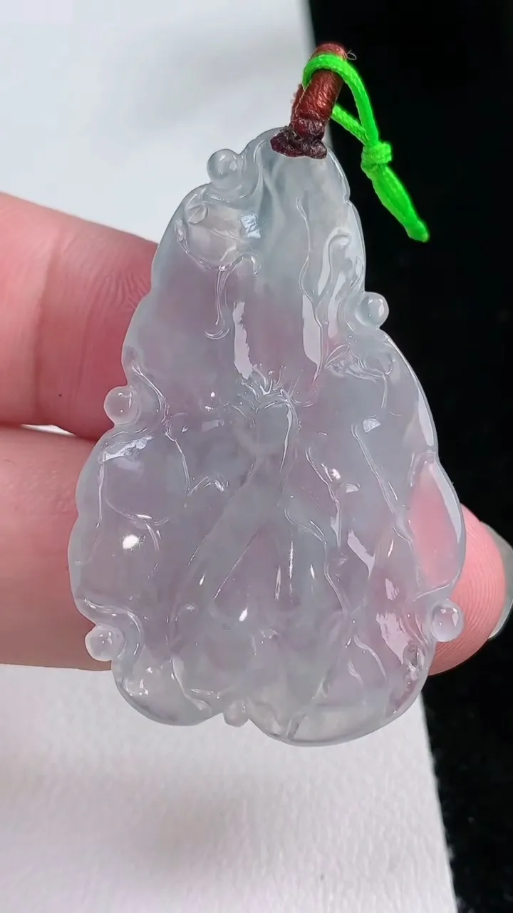 天然A货翡翠年年有余 荷叶鱼吊坠，尺寸44.8-28.5-3.5，重量:8.02g
8月23日