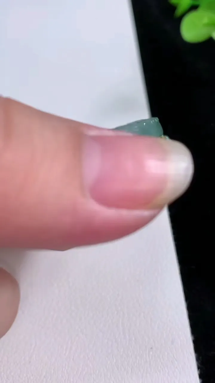 天然A货翡翠千手观音吊坠，尺寸49-4.3，重量:22.87g
8月23日