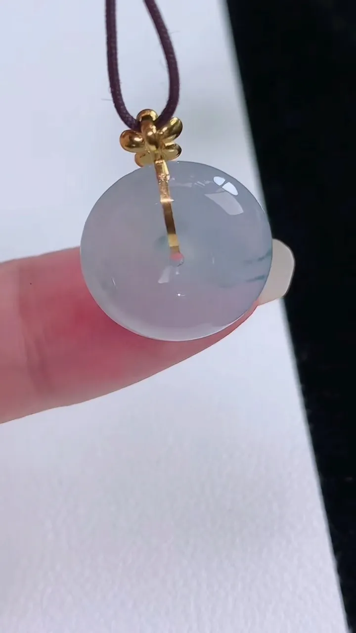 天然A货翡翠18k金飘花平安扣吊坠，尺寸16.8-4.8，重量:3.50g
8月23日