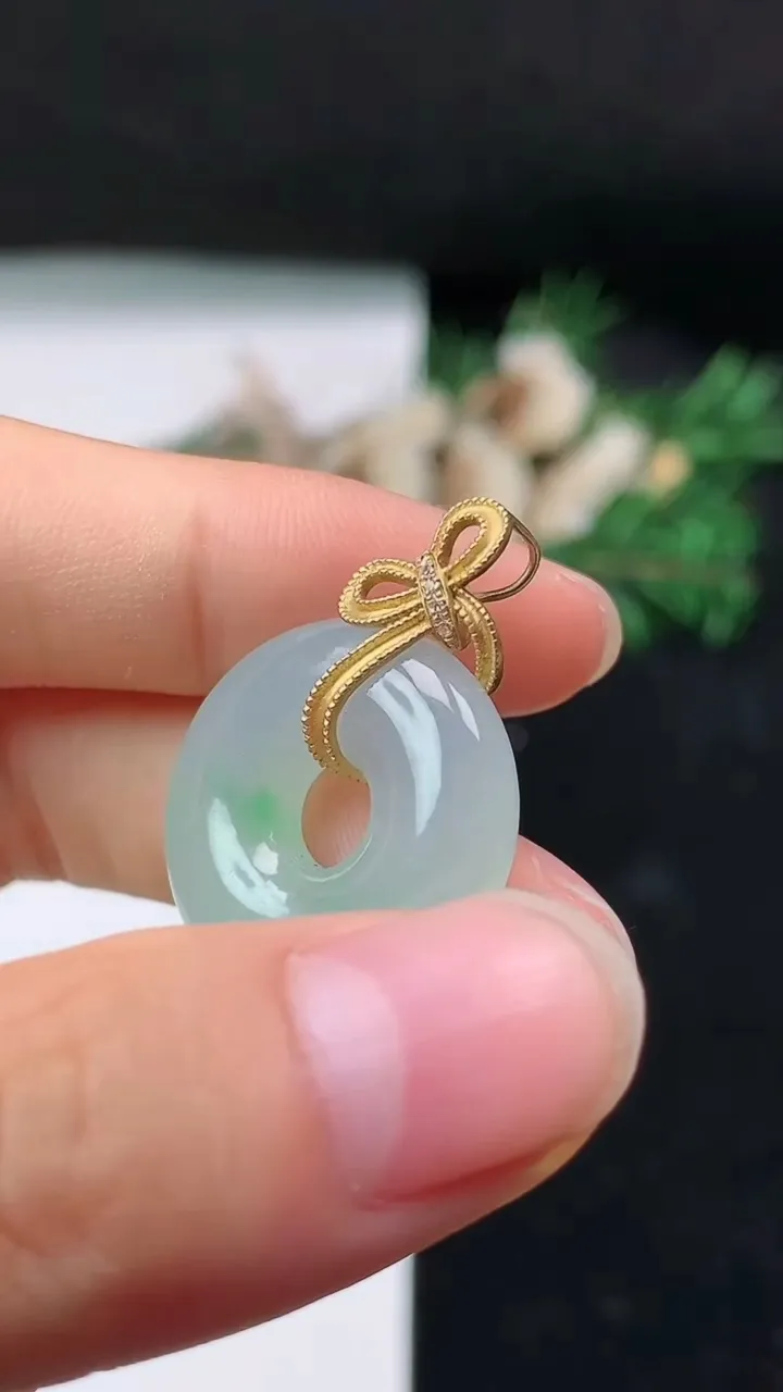 天然A货翡翠平安环吊坠，尺寸21.5-6.2，重量:6.67g
8月23日