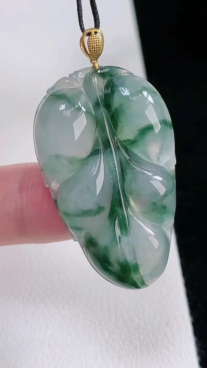 天然A货翡翠飘花金枝玉叶 叶子吊坠，尺寸38.2-23.5-6.2，重:9.59g
8月23日