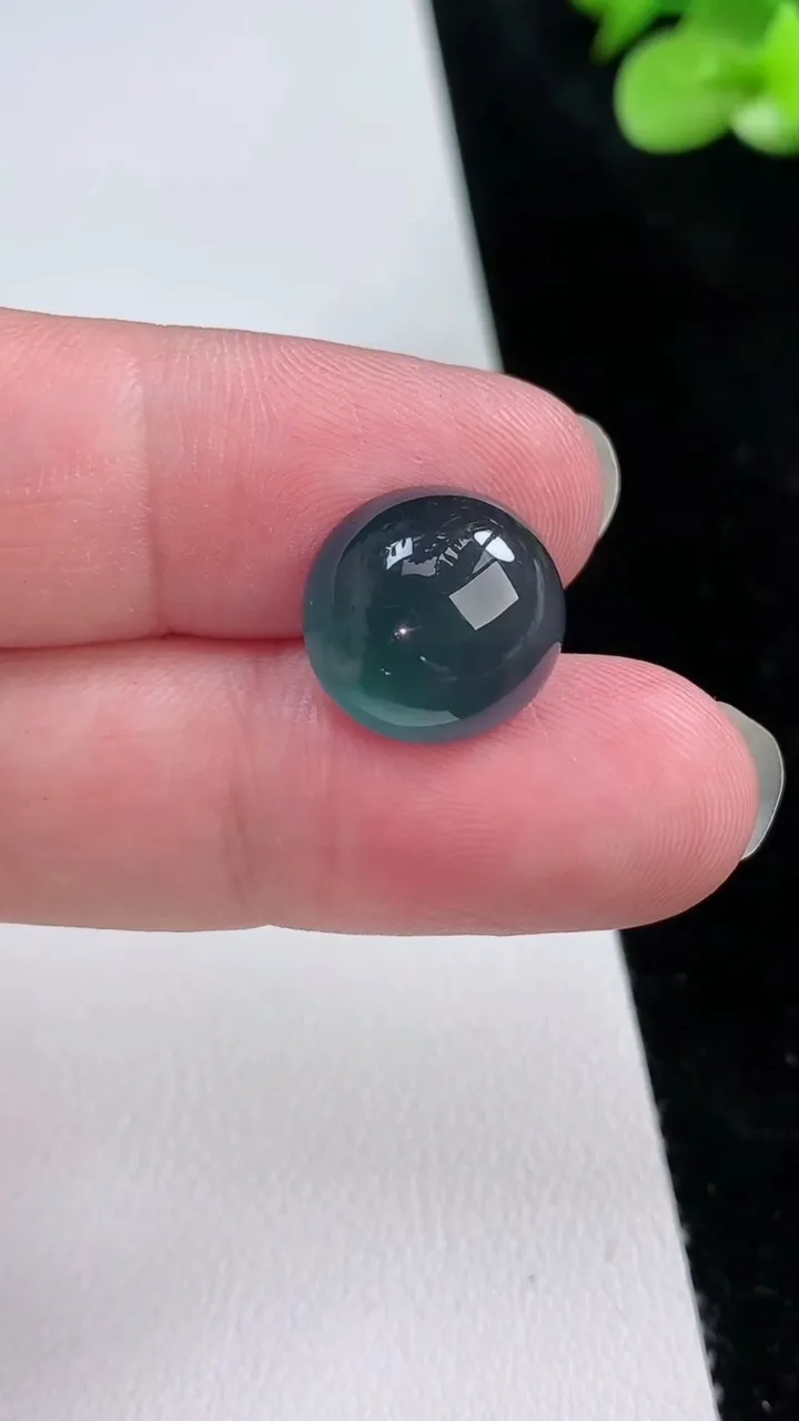 天然A货翡翠蛋面镶嵌件，尺寸14-13.4-6.8，重量:2.20g
8月23日