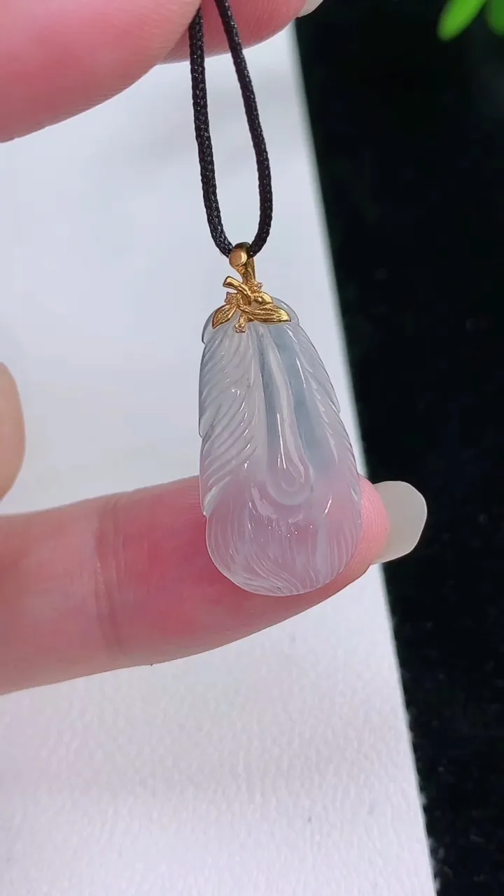 天然A货翡翠种白冰羽毛吊坠，尺寸23.3-12.6-2.2，重量:1.49g
8月23日