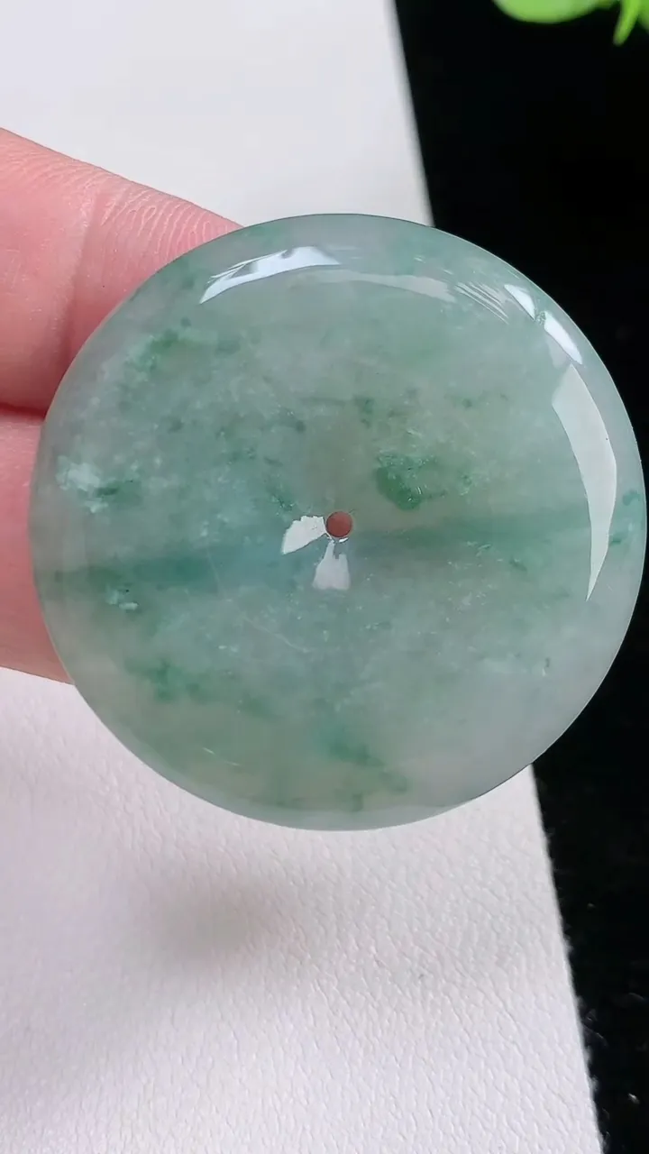 天然A货翡翠飘花平安扣吊坠，尺寸38.5-5.5，重:18.22g
8月23日