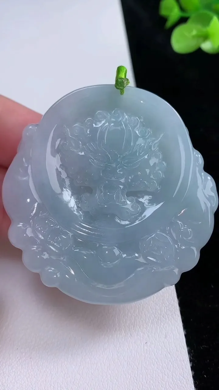 天然A货翡翠飘花财神爷吊坠，尺寸53.5-53.3-11，重量:57.07g
8月23日
