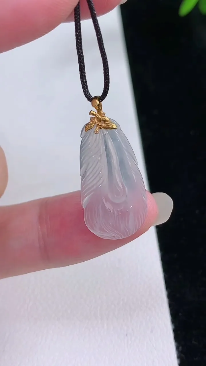 天然A货翡翠种白冰羽毛吊坠，尺寸23.3-12.6-2.2，重量:1.49g
8月23日