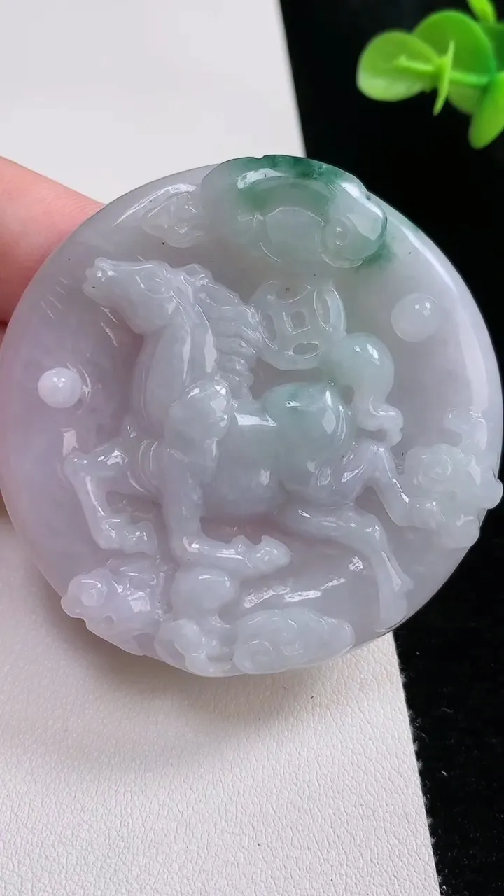 天然A货翡翠飘花生肖马牌吊坠，尺寸58-8.4，重:51.31g
8月23日