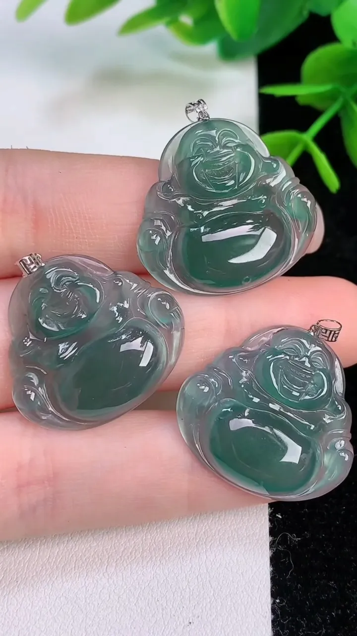 天然A货翡翠种蓝水佛公吊坠一手，尺寸22.3-24.4-3.7，重量:10.46g
8月23日