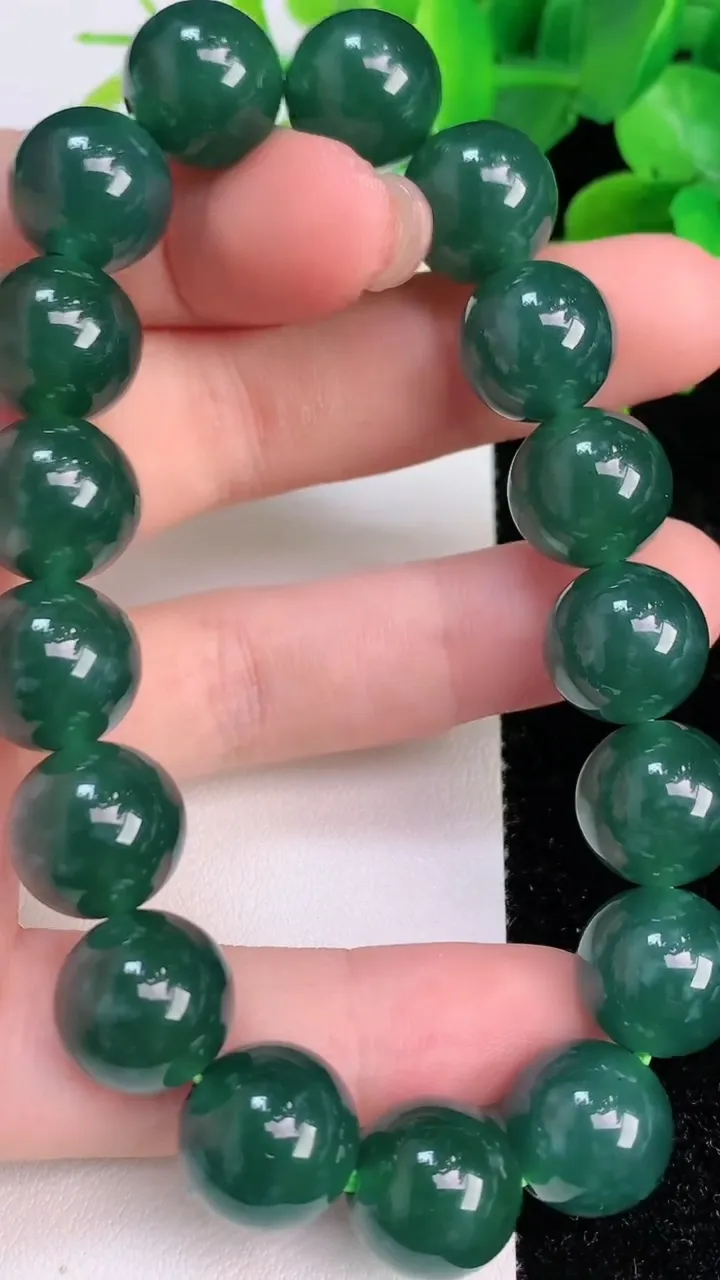 天然A货翡翠种蓝水圆珠手串17颗，尺寸12.4，重量:56.76g8月23日
工厂直销收藏佳品,种好水足，色泽均匀，有种有色，上手高大气！