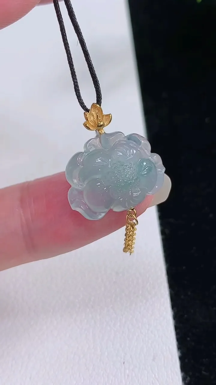 天然A货翡翠种飘花和和美美 荷花吊坠，尺寸11.7-17.8-5.3，重量:2.43g
8月23日