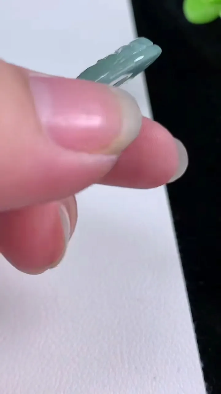 天然A货翡翠观音菩萨吊坠，尺寸50.6-33.8-4.2，重量:14.88g
8月23日