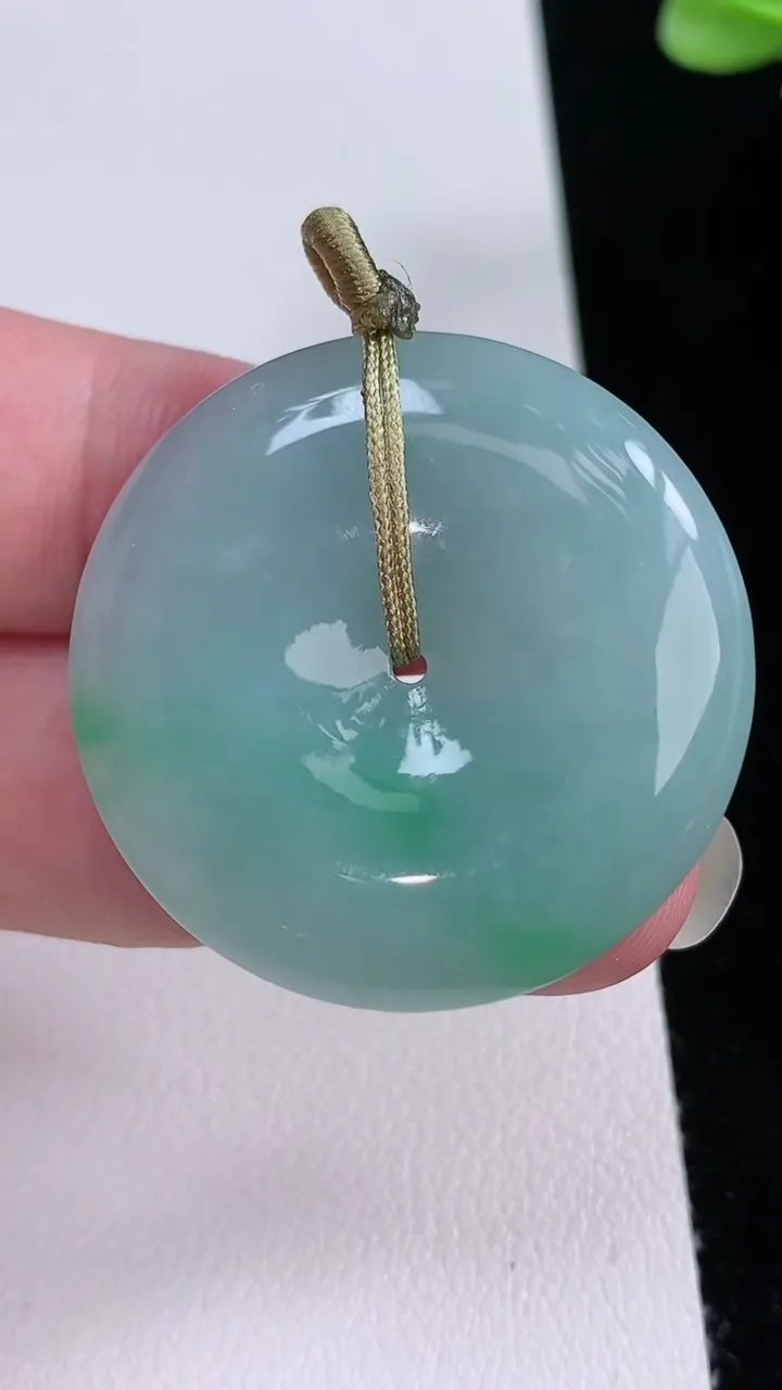 天然A货翡翠平安扣吊坠，尺寸34.6-6.4，重量:16.35g
8月23日