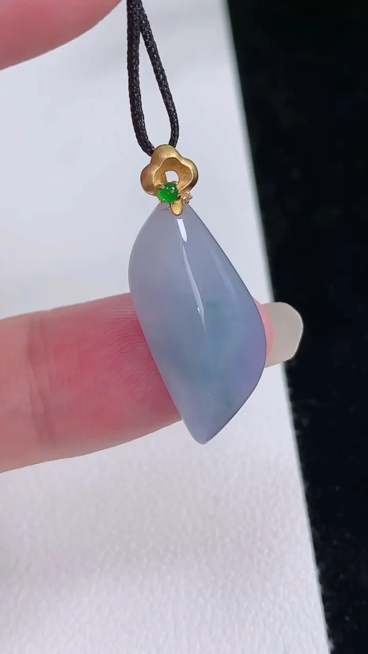 天然A货翡翠18k金紫罗兰飘花随形吊坠，尺寸22.3-10.8-6.5，重量:2.68g
8月23日
