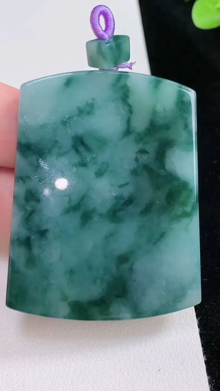 天然A货翡翠飘花无事牌吊坠，尺寸53.5-43-5.5，重量:42.90g
8月23日