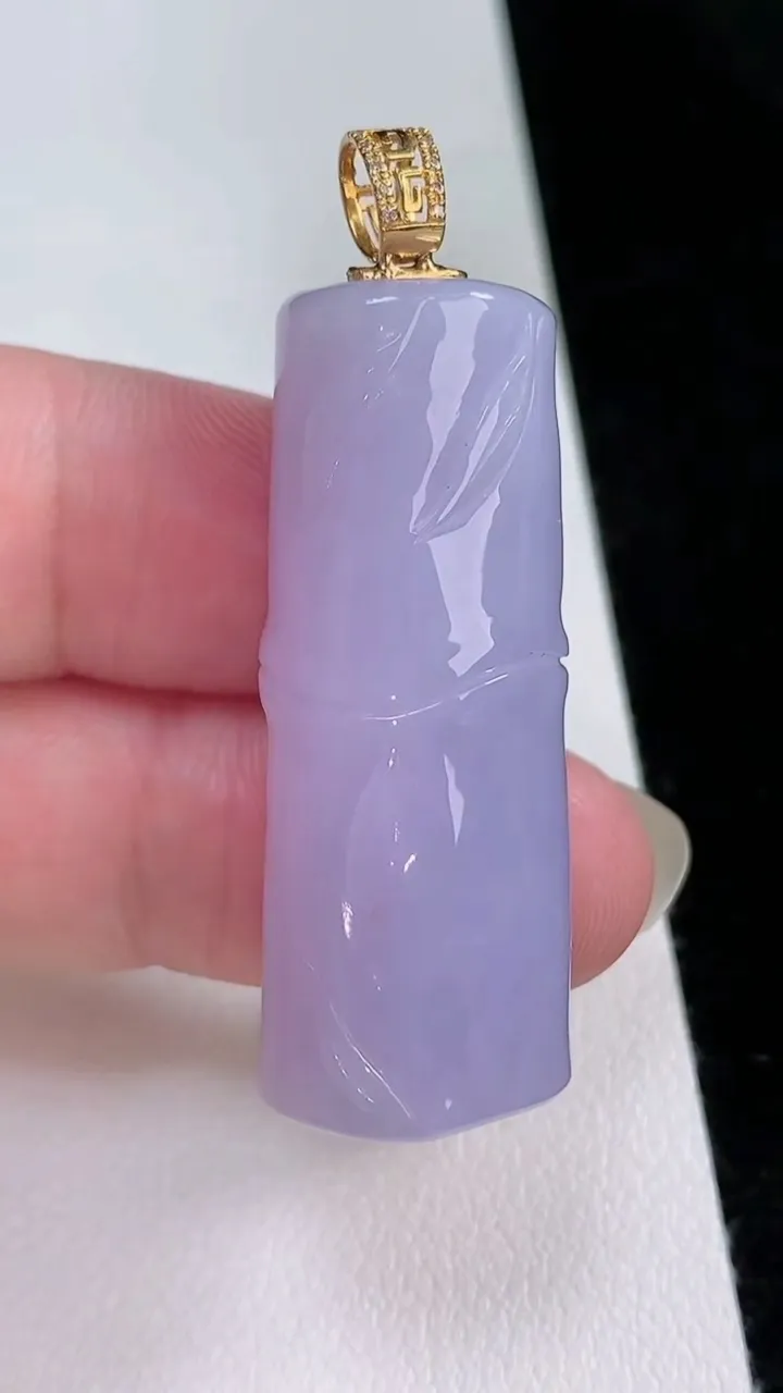 天然A货翡翠18k金紫罗兰节节高升 竹节吊坠，尺寸48-15.7-12.2，重量:18.90g
8月23日