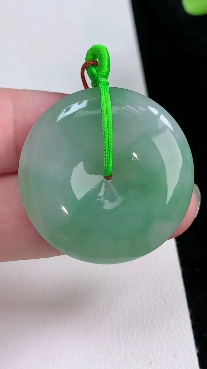 天然A货翡翠平安扣吊坠，尺寸33-5.7，重量:13.23g
8月23日