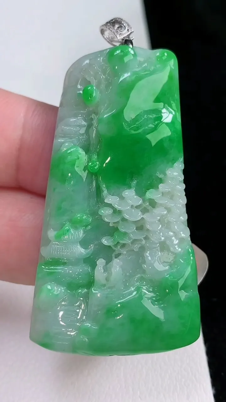 天然A货翡翠山水牌吊坠，尺寸52.2-29-6，重量:21.50g
8月23日
