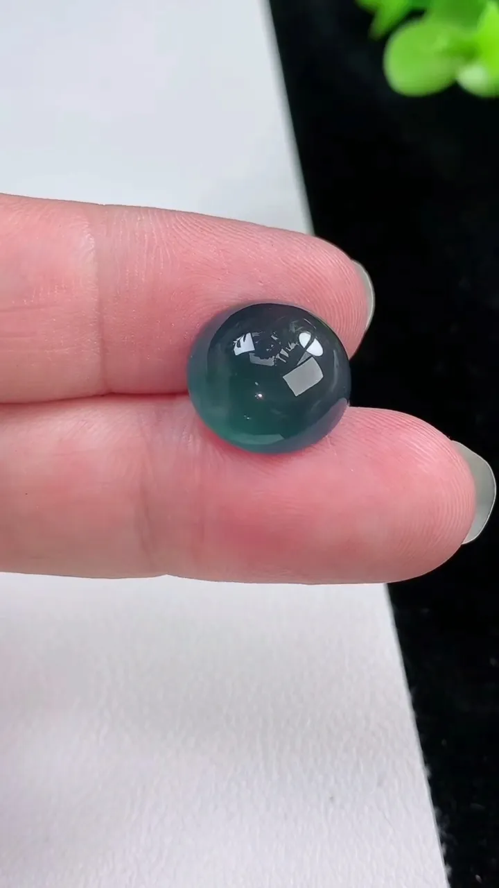 天然A货翡翠蛋面镶嵌件，尺寸14-13.4-6.8，重量:2.20g
8月23日