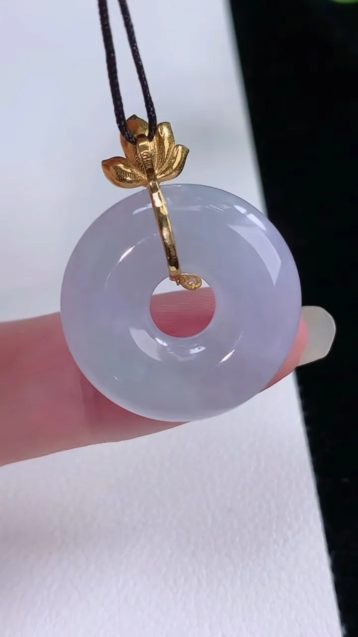 天然A货翡翠18k金春带彩紫罗兰平安扣吊坠，尺寸23.3-5.2，重量:6.11g
8月23日