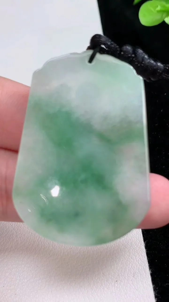 天然A货翡翠麒麟吊坠，尺寸48-34.2-5.5，重量:15.81g
8月23日