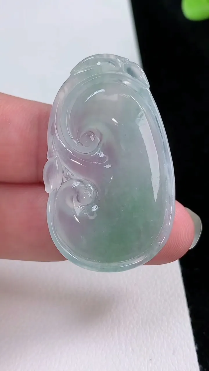 天然A货翡翠如意吊坠，尺寸41.5-25-5.2，重量:9.96g
8月23日