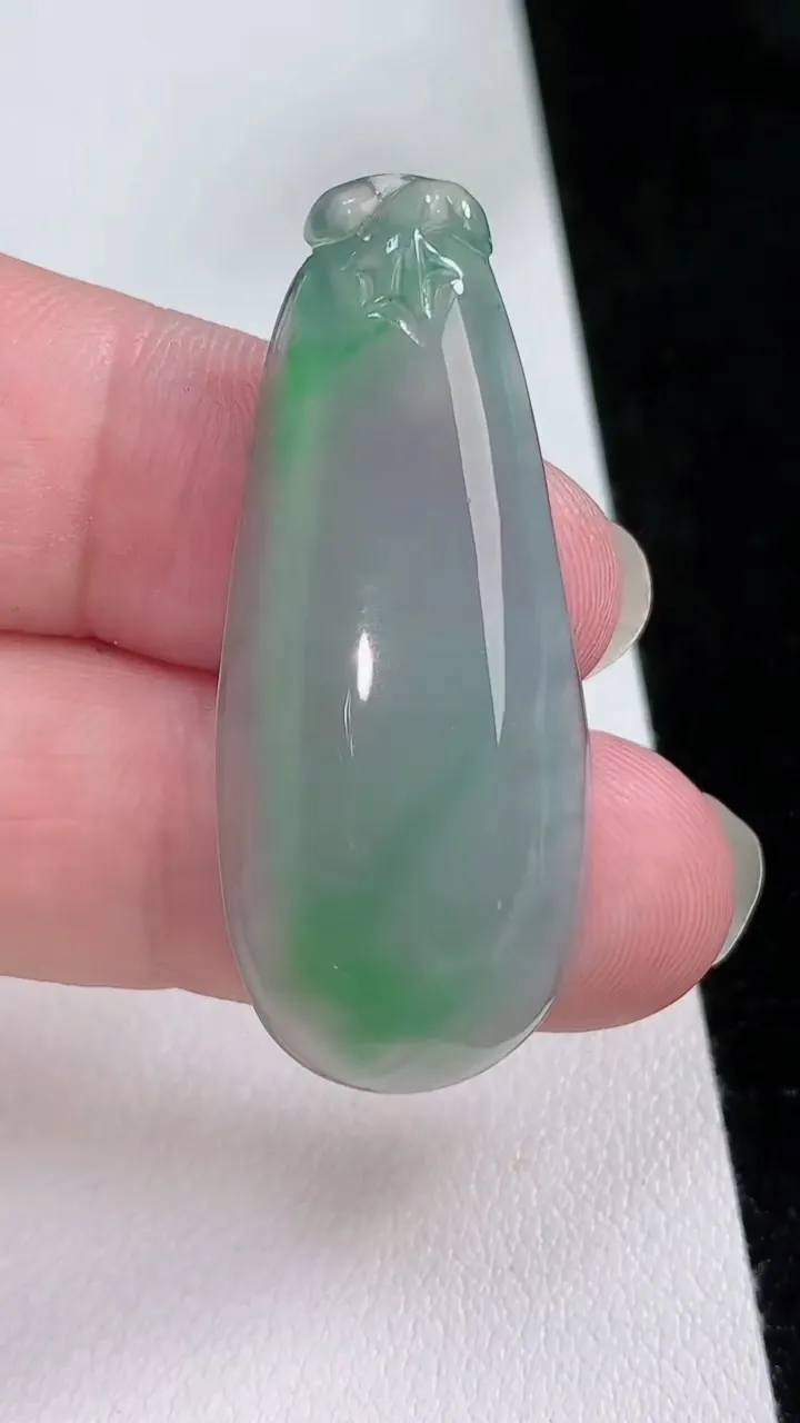 天然A货翡翠福瓜吊坠，尺寸41.3-17.6-6.2，重量:8.05g
8月23日