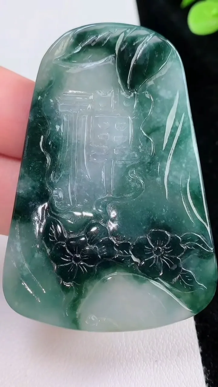 天然A货翡翠飘花佛头吊坠，尺寸63.2-43.8-5.2，重量:31.17g
8月23日
