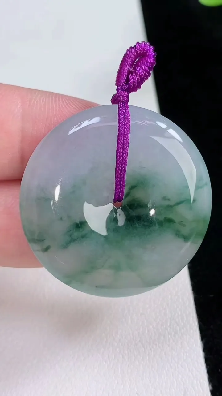 天然A货翡翠飘花平安扣吊坠，尺寸33.5-5.6，重量:13.79g
8月23日