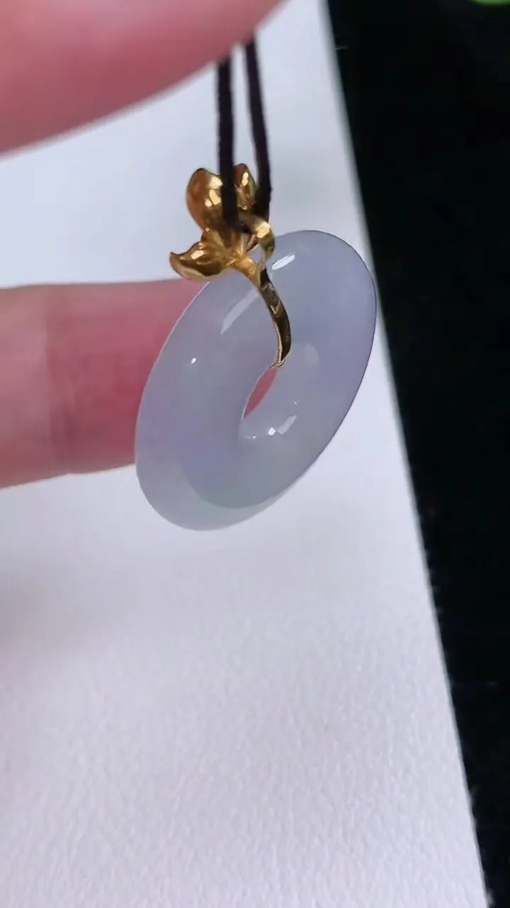 天然A货翡翠18k金春带彩紫罗兰平安扣吊坠，尺寸23.3-5.2，重量:6.11g
8月23日