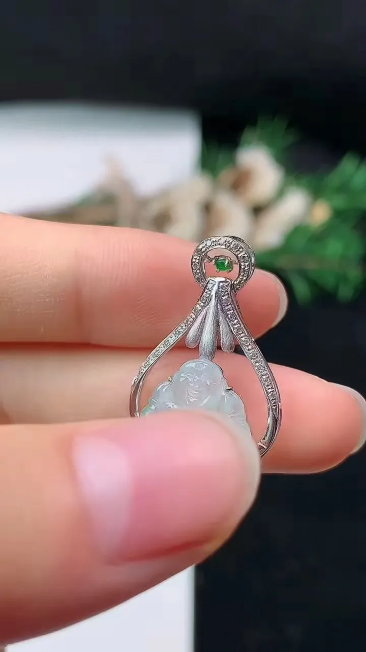 天然A货翡翠佛公吊坠，尺寸28.9-17-5.3，裸石11.9-12.5
8月23日，重量:1.85g