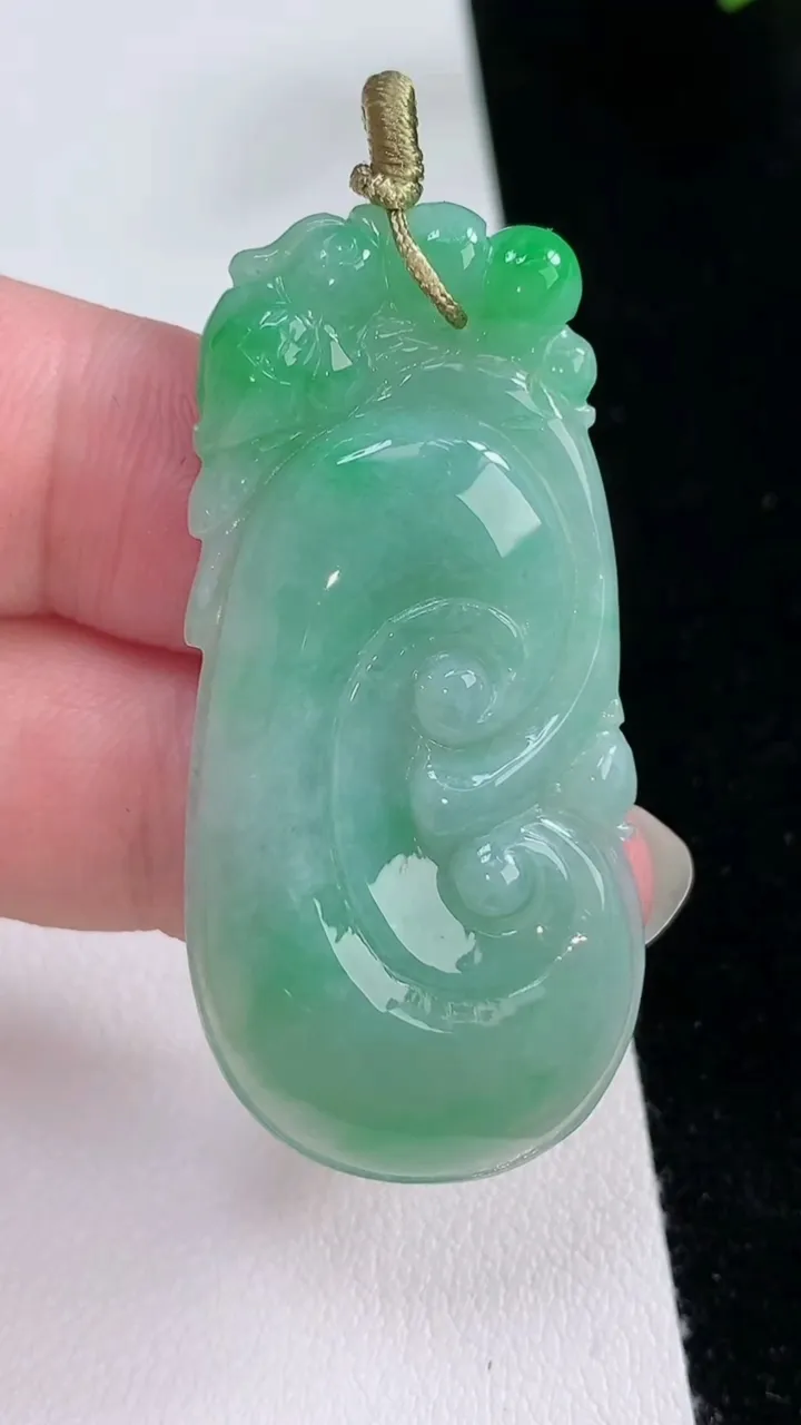 天然A货翡翠如意吊坠，尺寸50-23.8-5.3，重量:12.86g
8月23日