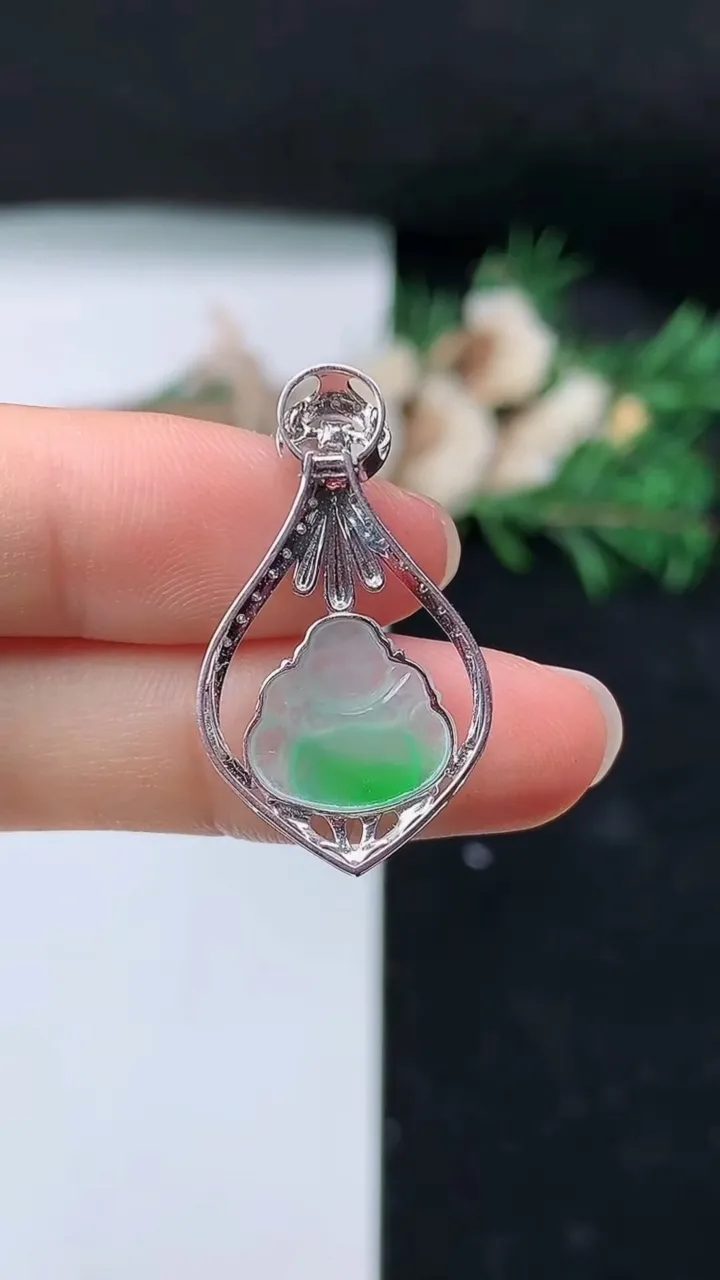 天然A货翡翠佛公吊坠，尺寸28.9-17-5.3，裸石11.9-12.5
8月23日，重量:1.85g