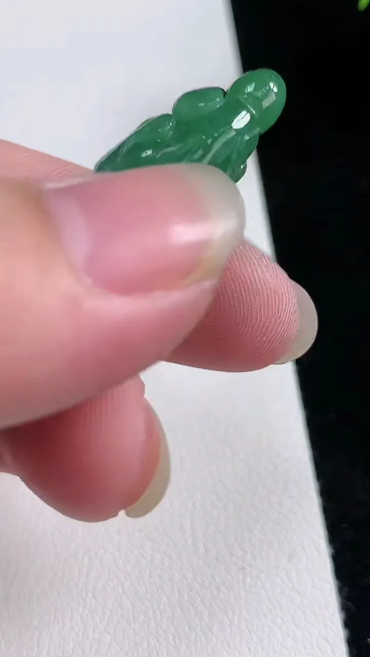 天然A货翡翠白菜吊坠，尺寸52-21.3-11，重: 16.41g
8月23日