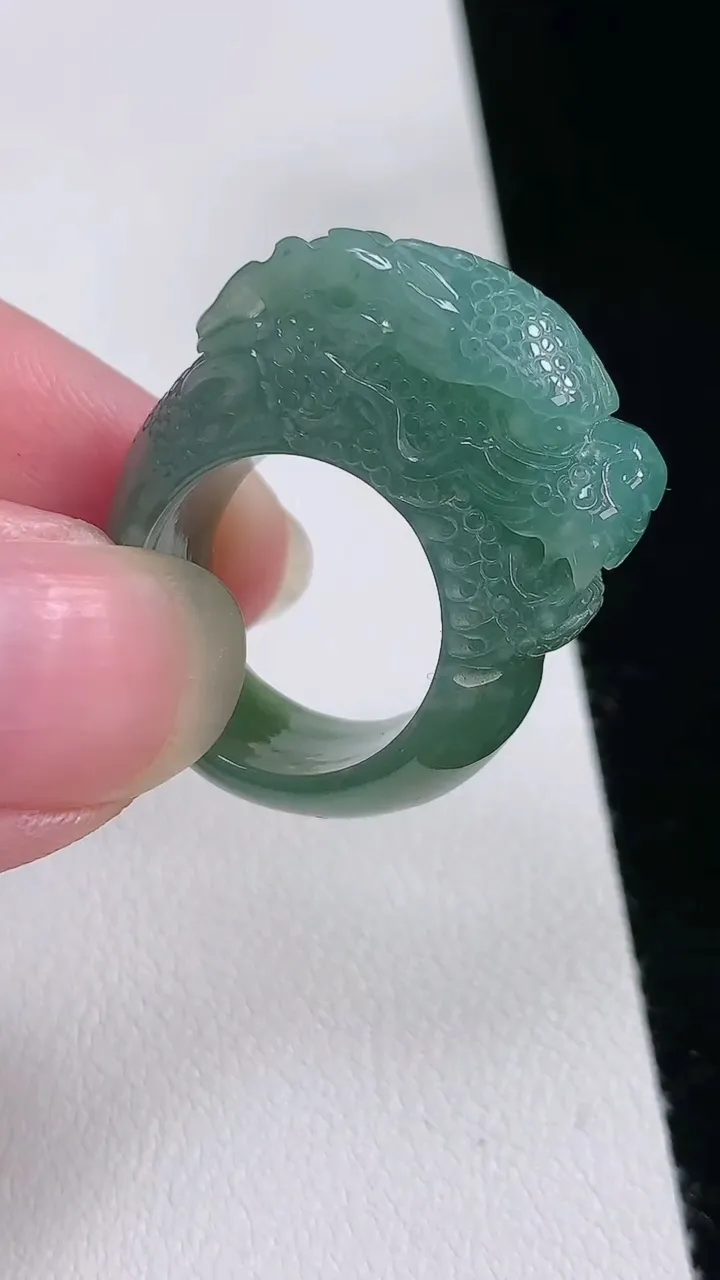 天然A货翡翠蓝水祥龙指环扳指，尺寸16.4-25-10.4，重:11.80g2025年8月23日
工