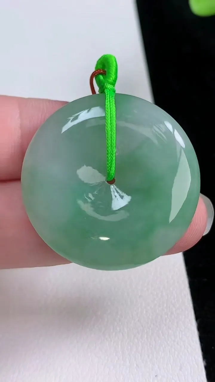 天然A货翡翠平安扣吊坠，尺寸33-5.7，重量:13.23g
8月23日