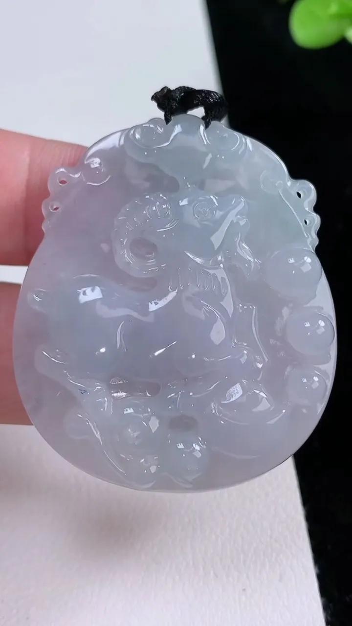 天然A货翡翠紫罗兰生肖羊吊坠，尺寸46.4-39.5-5.6，重量:19.79g
8月23日