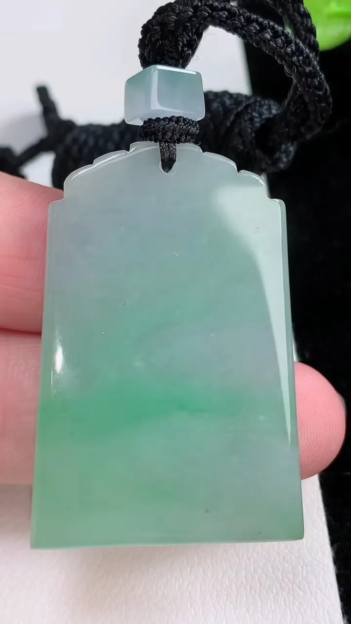 天然A货翡翠仿古无事牌吊坠，尺寸43-30-5.5，重量:24.22g
8月23日