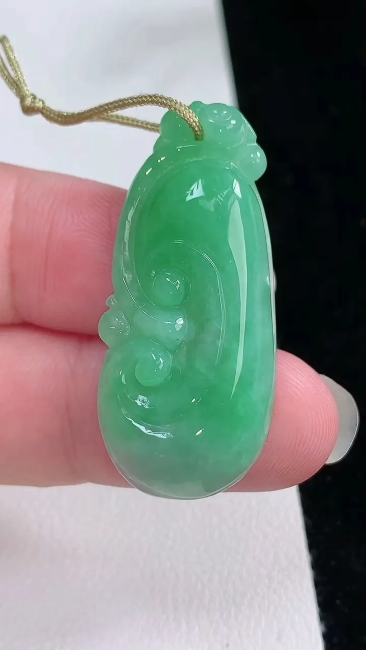 天然A货翡翠如意吊坠，尺寸39.5-17.7-6，重量:7.19g
8月23日