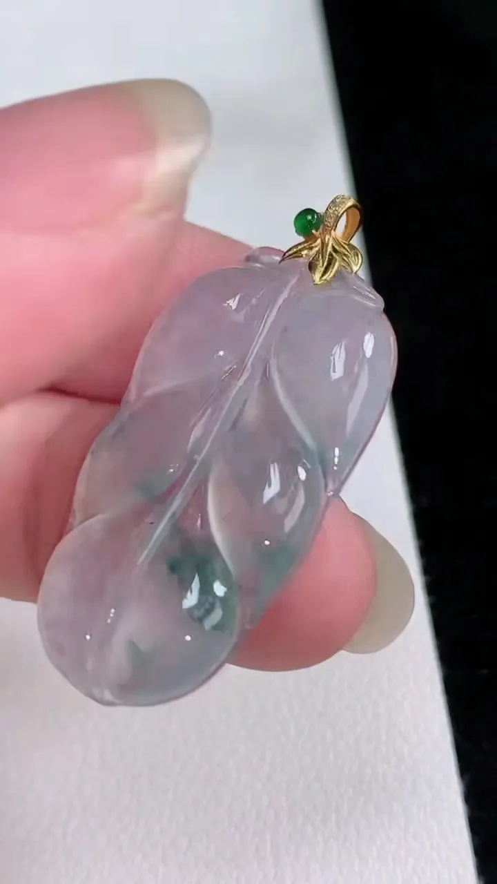 天然A货翡翠种飘花金枝玉叶 叶子吊坠，尺寸34.5-20-3.7，重量:5.03g
8月23日